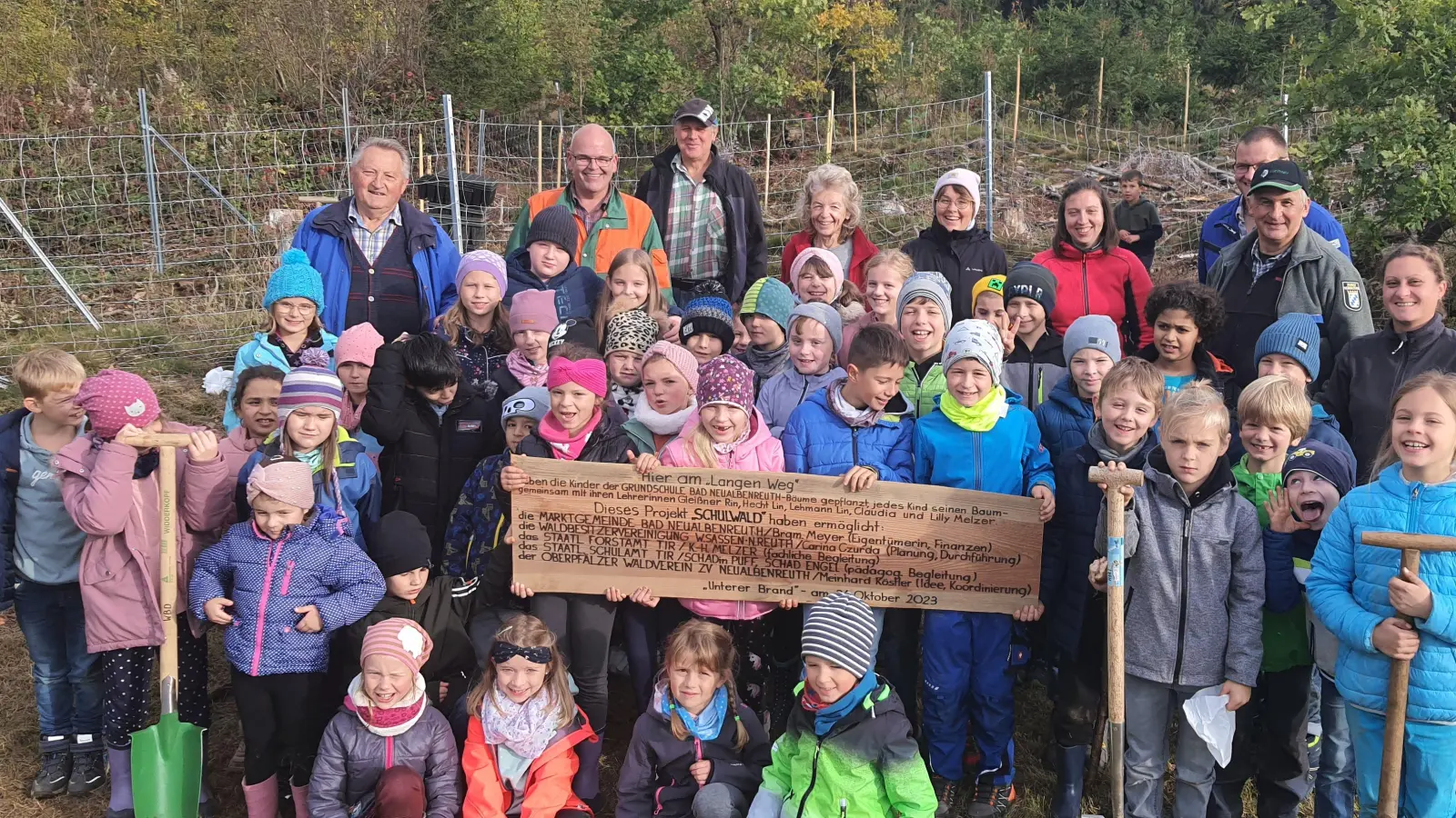 Die Mädchen und Buben der Grundschule pflanzten unter Anleitung von Karl-Heinz Melzer (Zweiter von rechts), Carina Czurda (rechts) und Meinhard Köstler (links) unterschiedliche Baumarten. Danach gab&#39;s eine Brotzeit. (Bild: lym)