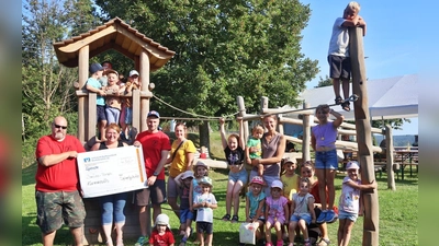 Die Barfußtramps mit ihrem Vorsitzenden Manfred Ziegler (links) übergaben den Erlös ihres Vereinsfestes für das Sonnensegel am Kürmreuther Kinderspielplatzes (Bild: Johanna Held)