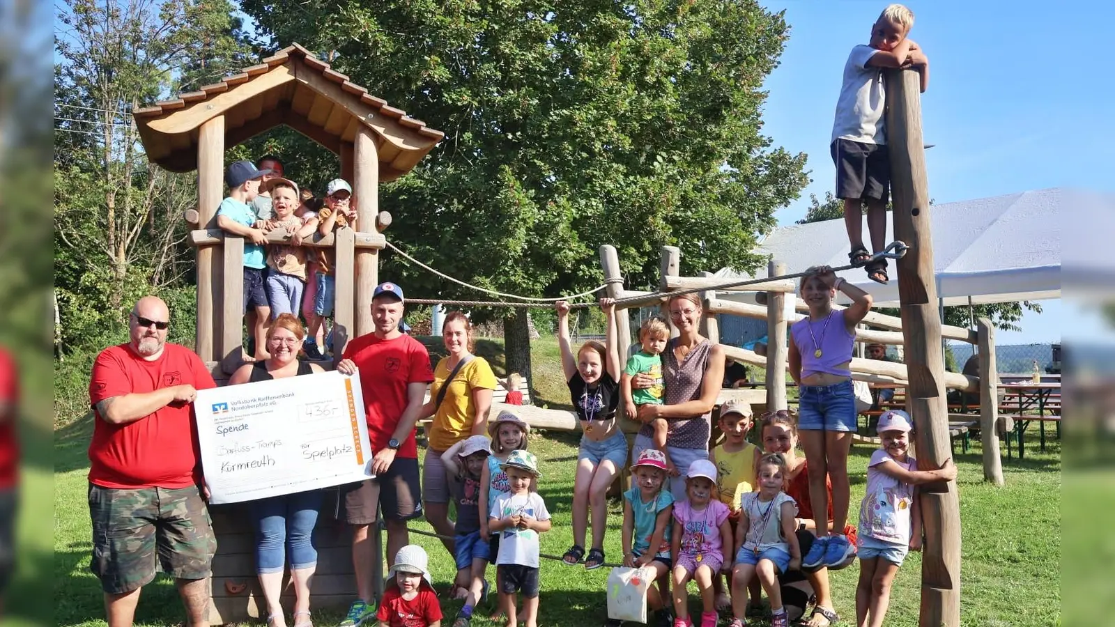 Die Barfußtramps mit ihrem Vorsitzenden Manfred Ziegler (links) übergaben den Erlös ihres Vereinsfestes für das Sonnensegel am Kürmreuther Kinderspielplatzes (Bild: Johanna Held)