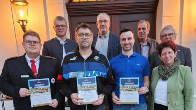Bürgermeister Martin Birner (hinten, links), vergibt Auszeichnungen beim Ehrenabend der Stadt Neunburg.  (Bild: Monika Spießl)
