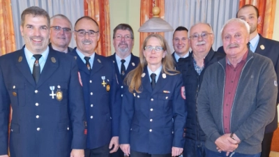 Zahlreiche Auszeichnungen gab es bei einem Ehrenabend der Feuerwehr Iffelsdorf, es wurden auch mehrere Mitglieder zu Ehrenmitgliedern ernannt: (von rechts), stellvertretender Kommandant Andreas Kubik, Helmut Pösl, Karl Fraß, zweiter Vorsitzender Christian Kalb, Kommandantin Josefine Duscher, Albert Kiener, Christof Reil, Bürgermeister Richard Tischler und Vorsitzender Michael Kiener. (Bild: Kiener/exb)