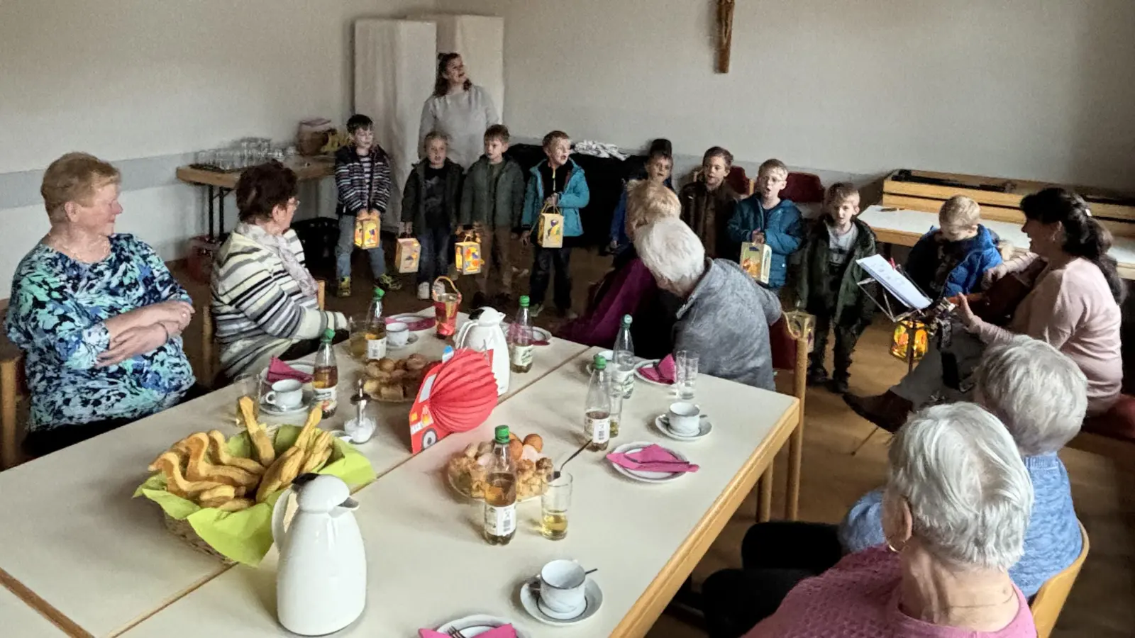 Eine besondere St.-Martinsfeier fand in der letzten Hutza Stub`n in Flossenbürg statt. Die Vorschulkinder „Schlaue Löwen“ des Kindergartens St. Franziskus besuchten die Senioren, sangen Lieder und drehten Runden mit leuchtenden Laternen.  (Bild: Christina Rosner)