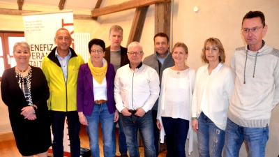 Von links nach rechts: Ingrid Müller, Vorsitzende „Arbeitskreis Heimat und Kultur Schnaittenbach“, Oskar Schmidt und Margit Meier von Flika, Wolfgang Göldner, Bebbo Schuller, 2. Bürgermeister Uwe Bergmann, Siegi Luber, Sonja Seidel und Thomas Seidel.<br> (Bild: Ewald Großmann/exb)