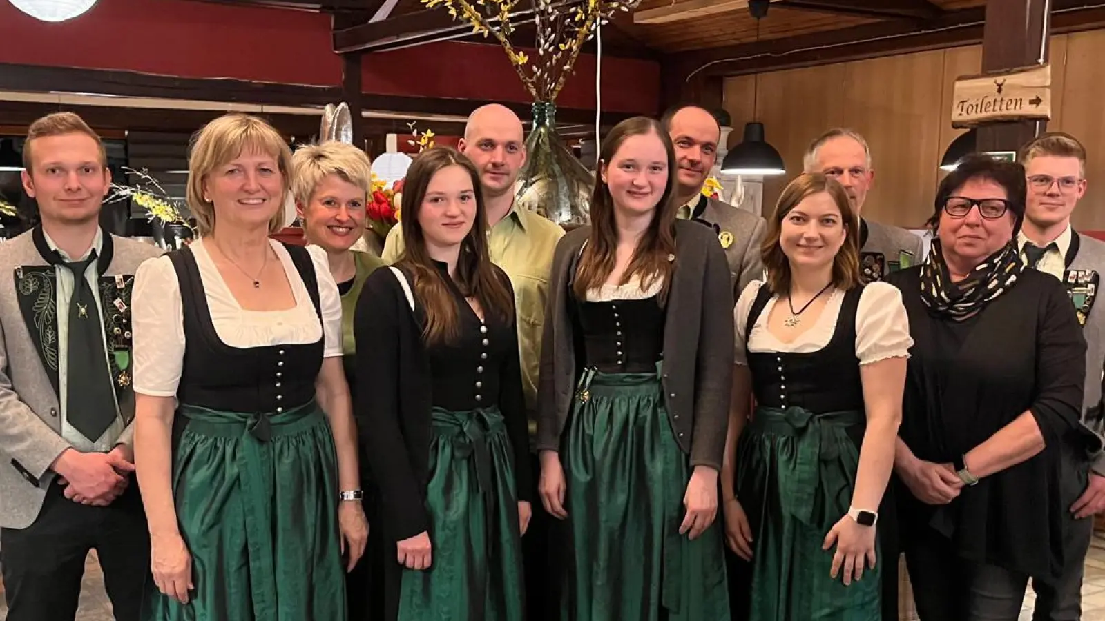Die neugewählte Vorstandschaft. von links Paul Rumpler, Anita Zirnig, Ulrike Berndt, Tina Reichl, Bernhard Schmidl, Silke Reichl, Tobias Schmidl, Kathrin Wisneth, Klaus Reichl, Rosa Pröls und Jonas Wisgickl (Bild: Valentin Rumpler)
