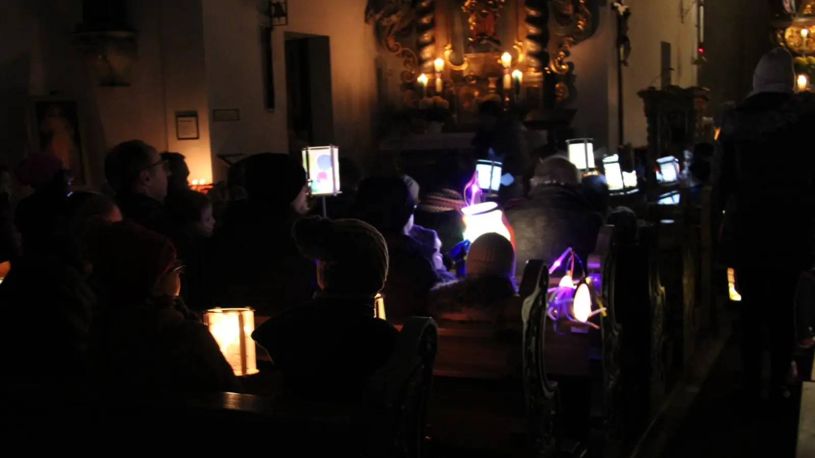 Als das die Beleuchtung in der katholischen Kirche St. Peter und Paul abgeschaltet wurden, leuchteten nur noch die Laternen der Kinder des AWO „Kinderstodl”. (Bild: Hans Prem)