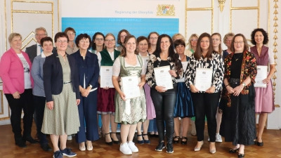 Regierungsvizepräsidentin Christiane Zürn (Erste von rechts, vorne), Leiter des Sachgebiets Bildung in der Land- und Hauswirtschaft an der Regierung der Oberpfalz, Reiner Luber (Zweiter von links hinten) mit den Absolventinnen aus dem Landkreis Tirschenreuth und dem Landkreis Wunsiedel in Oberfranken und Ehrengästen. (Bild: Saskia Stühlinger-Weinhändler)