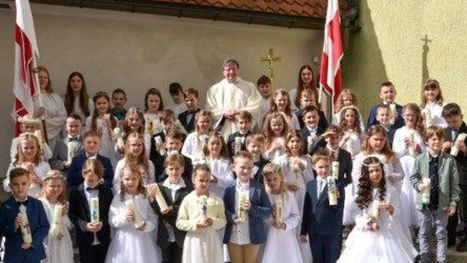 Bei strahlendem Sonnenschein hat die Pfarrei St. Johannes der Täufer in Auerbach am Weißen Sonntag die Erstkommunion gefeiert. (Bild: Daniel Trenz/exb)