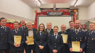 Ehrungen gab es bei der Feuerwehr Wondreb. Von links Kommandant Thomas Döllinger, das neue Ehrenmitglied Hans Zölch, stellvertretender Kommandant Sebastian Gradl, Erhard Hamann, Luisa Prockl, Zweiter Bürgermeister Peter Gold, Johanna Härtl, das neue Ehrenmitglied Helmut Gradl, Luis Geyer, Thomas Gradl und Vorsitzender Matthias Gradl. (Bild: Matthias Gradl/exb)