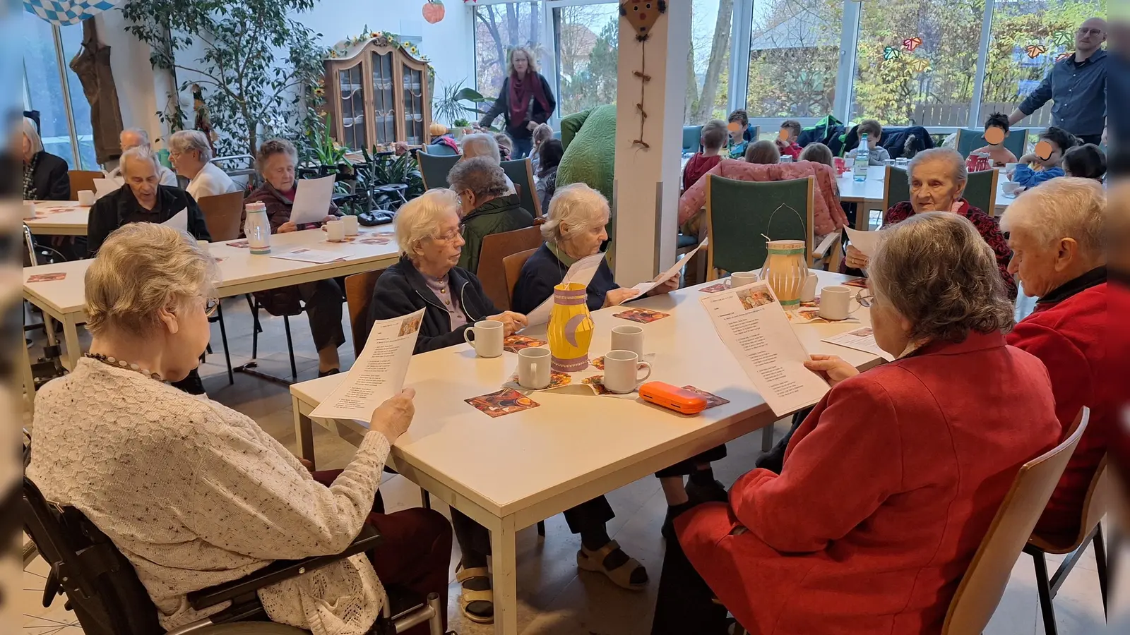 Gemeinsam werden Martinslieder gesungen (Bild: Melanie Honig)