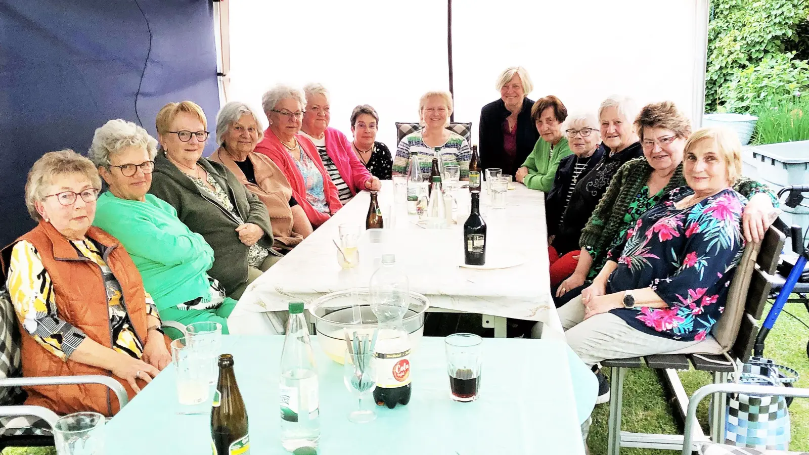 Die Siedlerfrauen erlebten im Garten der Familie Härtl einen kulinarischen Sommerabend.  (Bild: Eva Seifried)