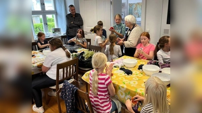 Filzen mit Kindern beim Ferienprogramm der Marktgemeinde Mähring. (Bild: Brigitte Hoffmann)