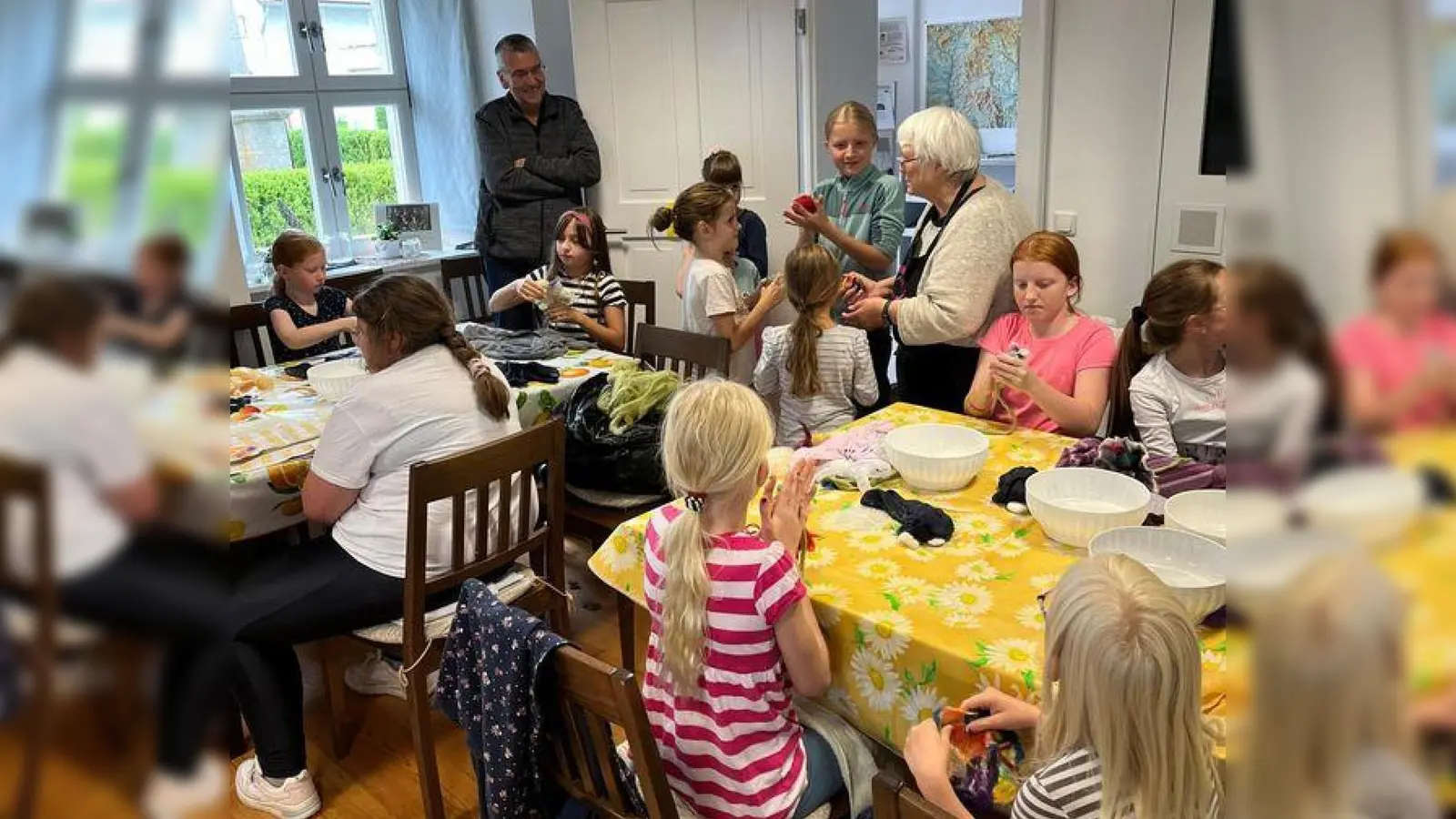 Filzen mit Kindern beim Ferienprogramm der Marktgemeinde Mähring. (Bild: Brigitte Hoffmann)