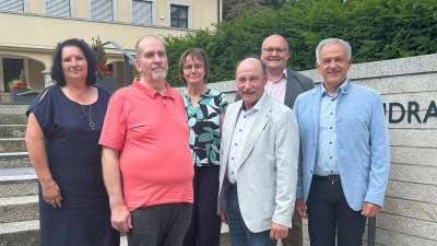 V. l.: Personalratsvorsitzende Ramona Wiesent, Christian Beer, Personalleiterin Inge Üblacker, Engelbert Träger, Büroleiter des Landrats: Wolfgang Fenzl, Landrat Roland Grillmeier (Bild: Dominik Göhl)
