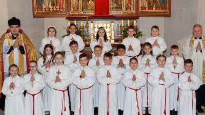 In Tirschenreuth feierten 49 Kinder, aufgeteilt in zwei Gruppen, ihre Erstkommunion. Am Sonntag, 28. April, waren es die Kinder der Klasse 3a sowie zwei Kindern aus dem Förderzentrum. (Bild: Foto Hummer/exb)