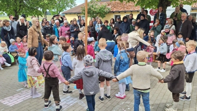 Beim Maifest tanzten die Kinder des AWO-Kinderstodls in Püchersreuth um den Maibaum. Danach feierten sie mit Eltern, Geschwistern und Großeltern auf dem Gelände der Grundschule. (Bild: Lena Prem)