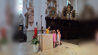 Die Kinder begutachten den Altar in der Basilika. Erklärungen gab es von Monika Mittereder. (Bild: Tanja Scharnagl)