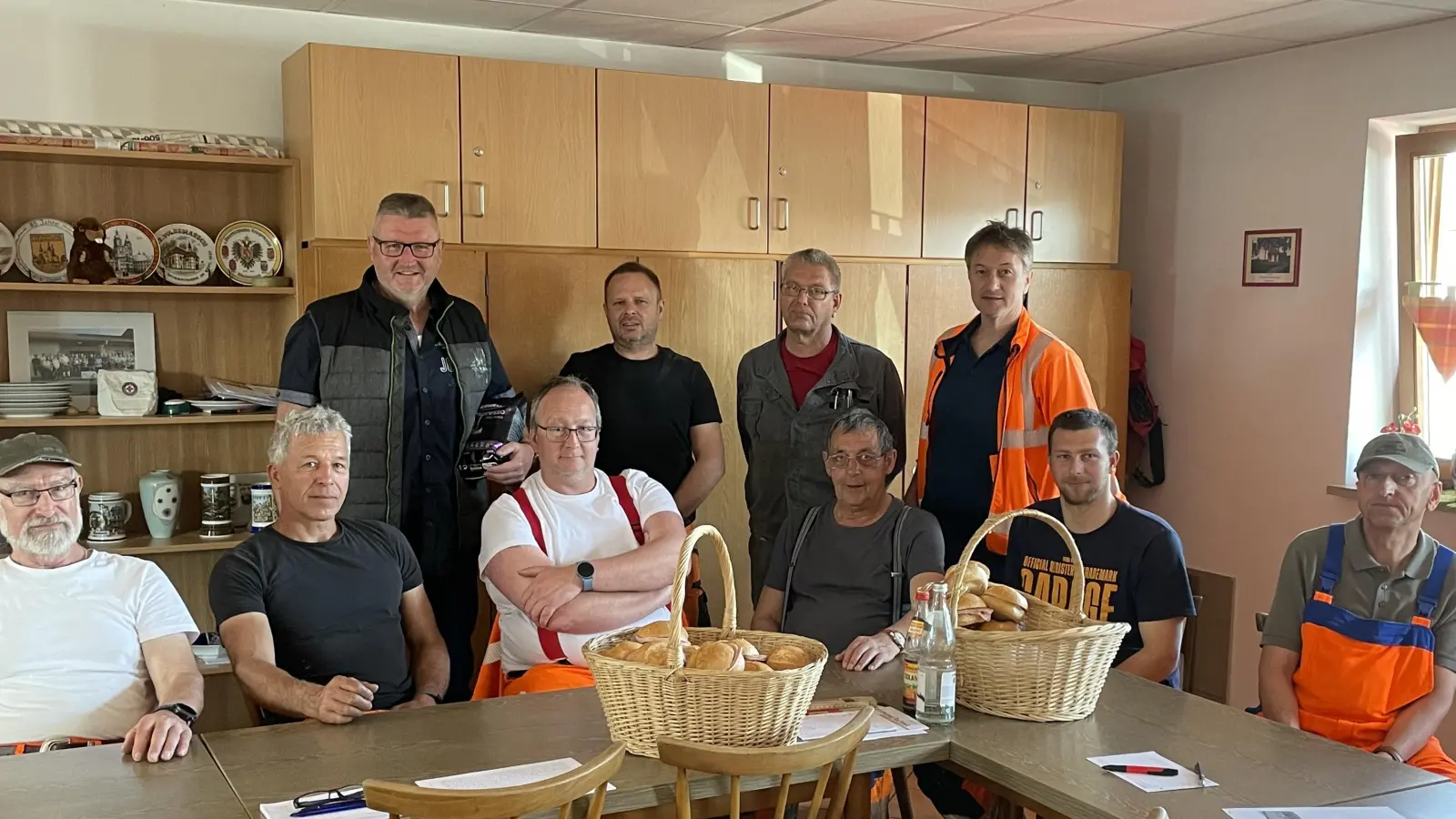 Der Obst- und Gartenbauverein überraschte die Bauhofmitarbeiter in Waldsassen mit einer Brotzeit. (Bild: Klaus Schuster/exb)