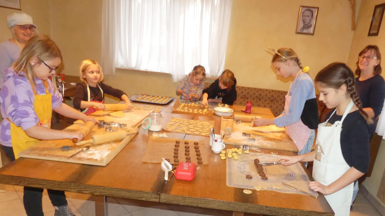 Die Kinder bearbeiten beim Weihnachtsbacken im Kolpingheim fleißig den Teig und freuen sich auf Kostproben.  (Bild: rn)