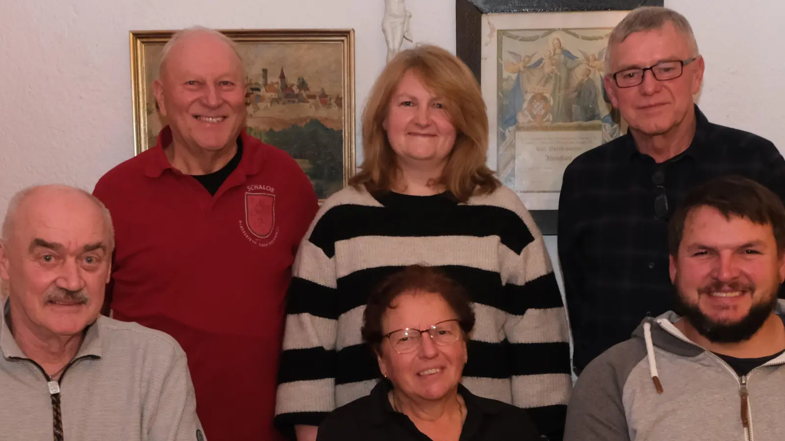 Hermann Wurdack, Maria Kominowski und Andy Fritsch (vorne von links) sowie Alfons Bäumler (hinten rechts) haben für ihre langjährige Treue Geschenke von Präsident Lorenz Haberkorn, Vizepräsidentin Christa Kick (hinten von links) bekommen.  (Bild: Johannes Weig)