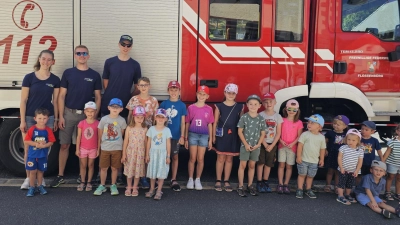 1. Jugendwart Sven Fischer ( 3.v.l.) konnte knapp 20 Kinder beim diesjährigen Ferienprogramm Kinder spielen Feuerwehr begrüßen (Bild: Elia Stahl)