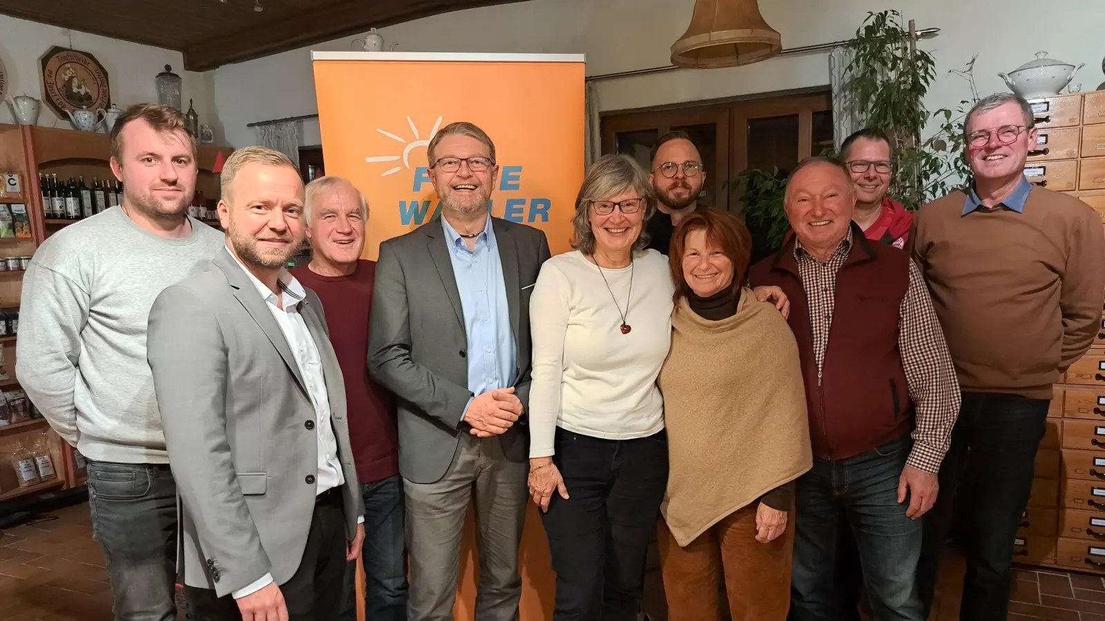 v.l.n.r.: Leonhard Schuster (2. Vorstand), MdL Bernhard Heinisch, Franz Dorfner (1. Vorstand), Bundestagskandidat Hans Martin Grötsch, Johanna Erras-Dorfner (Stadträtin), Fabian Hüttner (Schatzmeister), Gitte Groher (Schriftführerin), Gerhard Bösl, Franz Siegert, Sepp Falk (alle Beisitzer). (Bild: Hubert Ritz)