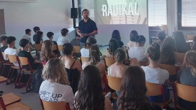 Der Workshop „Extremismusprävention”, der bei den Jugendlichen und Lehrkräften großen Anklang fand, ist fester Bestandteil der Werteerziehung am Schmeller-Gymnasium und wird jährlich durchgeführt. (Bild: Dr. Nadine Kilgert-Bartonek)