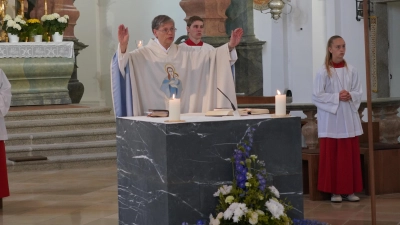 Pfarrer Norbert Götz zelebriert den Festgottesdienst. (Bild: Franz Völkl)