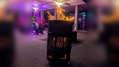 Die HSR-Feuertonne vor dem Haupteingang verbreitete stimmungsvolles Licht.  (Bild: Stefanie Müller )