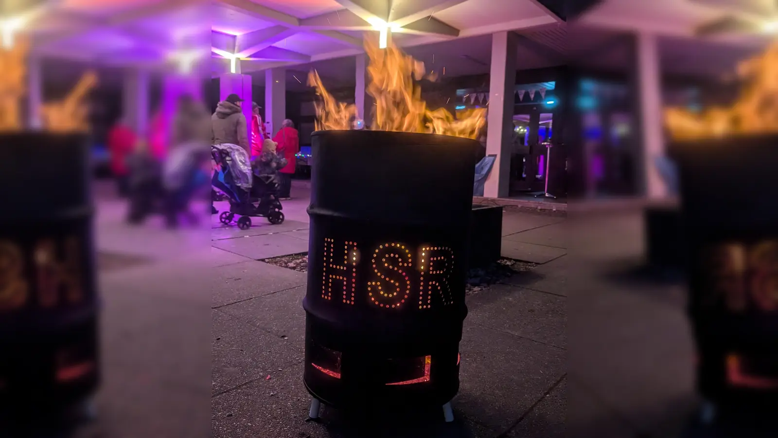 Die HSR-Feuertonne vor dem Haupteingang verbreitete stimmungsvolles Licht.  (Bild: Stefanie Müller )