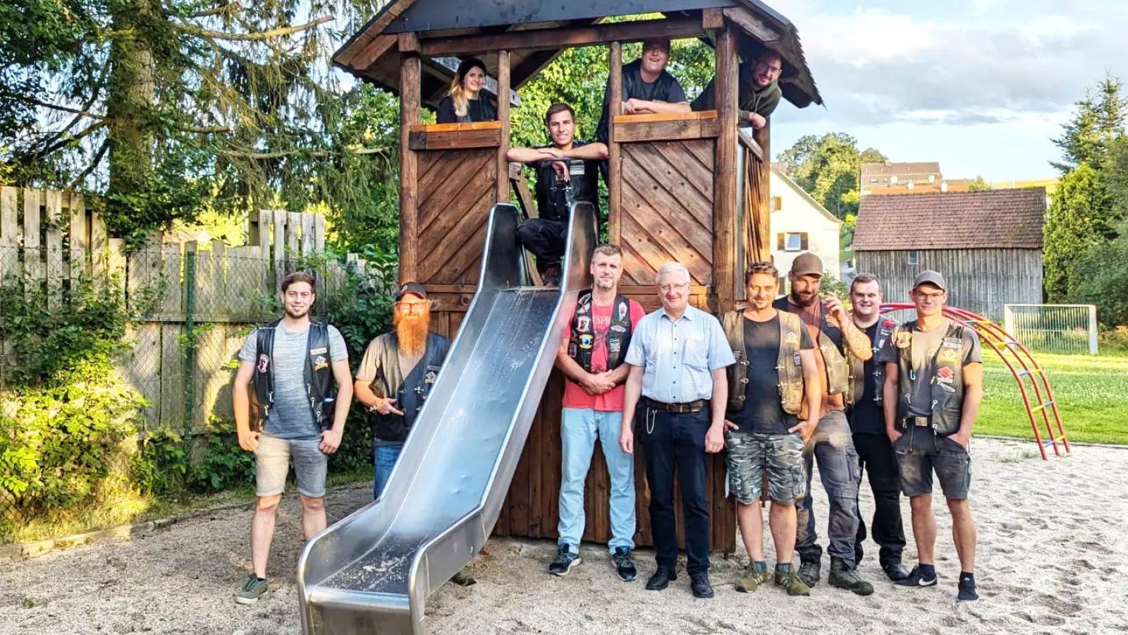 Auf dem Bild die fleißigen Mitglieder des Motorradclubs mit Vorsitzendem Michael Löw (Dritter von rechts) und Zweitem Vorsitzenden Andreas Hofmann (obere Reihe, Zweiter von links) sowie Bürgermeister Johannes Reger (Fünfter von rechts). (Bild: Jochen Neumann)