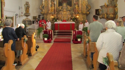 Pfarrvikar Robert Amandu feierte die Messe zum Patrozinium des heiligen Mauritius.  (Bild: Eva Seifried)