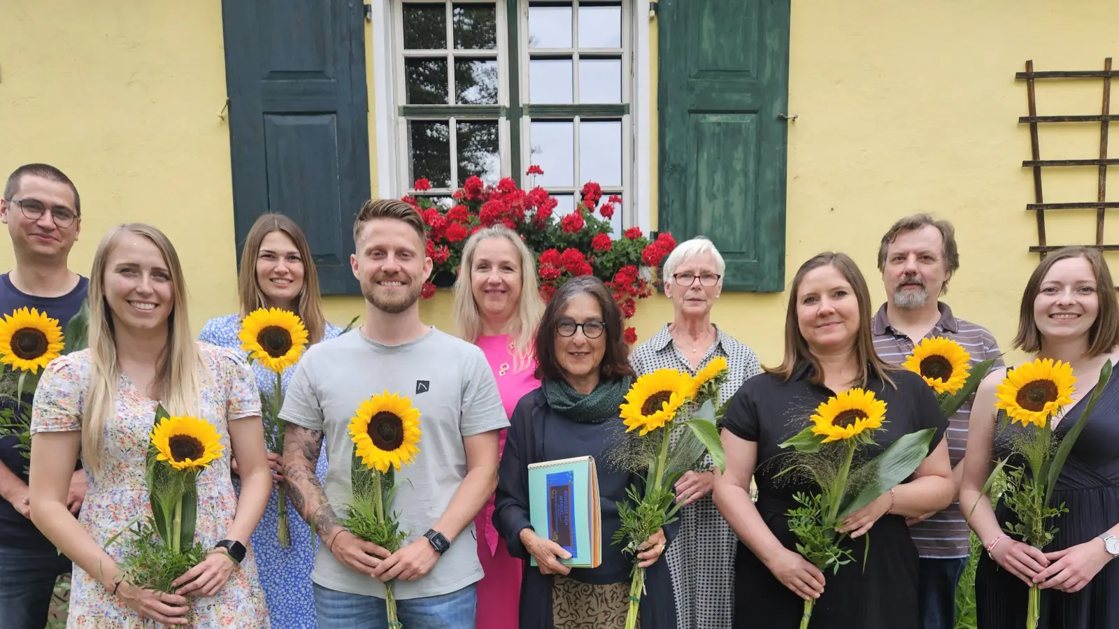 Nach der feierlichen Verabschiedung im Gasthaus Zur Linde in Krickelsdorf (von links): Michael Kranl, Irina Johann, Julia Kroher, Giuliano La Pegna, Konrektorin Claudia Neidl, Gabriele Lindenberger, Roswitha Dorner, Simone Opitz, Markus Speckner und Lisa Borst. (Bild: khg)