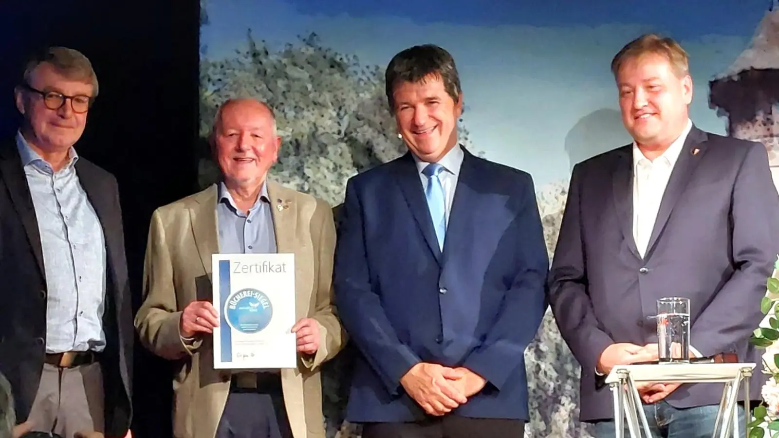 Ehrung goldenes Büchereisiegel v. l. Dr. Ludwig Brandl, Georg Dürr, Markus Söder (verkörpert von Wolfgang Krebs) und Bürgermeister Stefan Braun. (Bild: Regina Dürr)