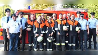 Eine Löschgruppe der FF Aschach nach bestandener Leistungsprüfung mit ihren beiden Kommandanten Stefan Müllner und Norbert Hiller und 2. Bürgermeister Franz Weiß (von links) sowie dem Schiedsrichterteam (rechts) (Bild: Alfred Schorner)