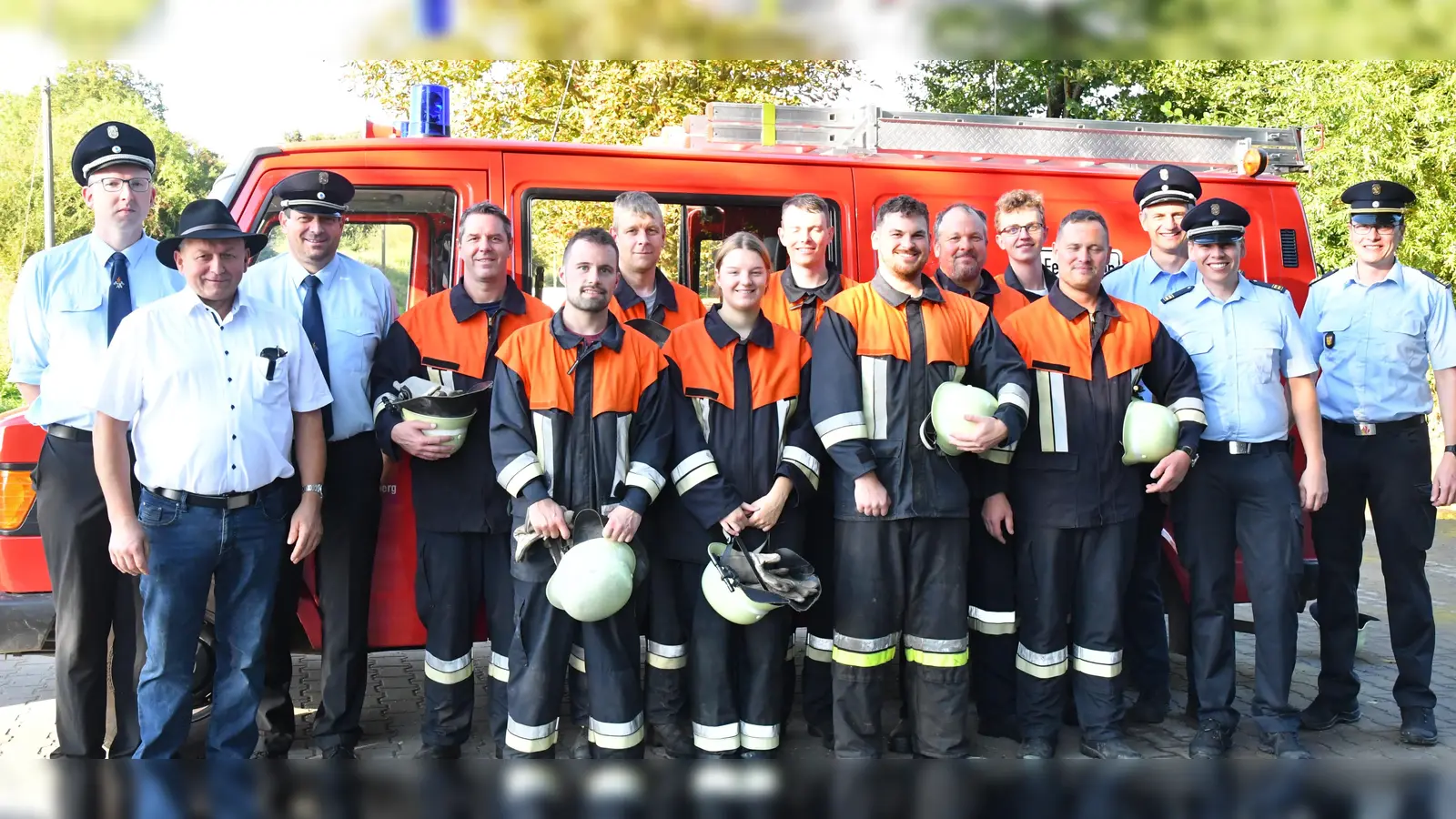 Eine Löschgruppe der FF Aschach nach bestandener Leistungsprüfung mit ihren beiden Kommandanten Stefan Müllner und Norbert Hiller und 2. Bürgermeister Franz Weiß (von links) sowie dem Schiedsrichterteam (rechts) (Bild: Alfred Schorner)