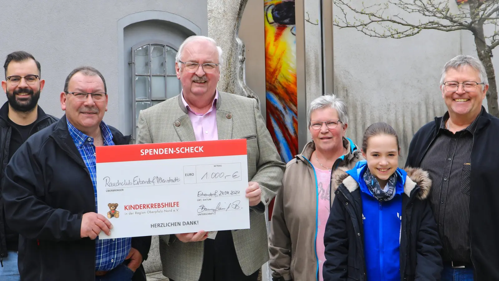 Rauchclub-Vorsitzender Bernhard Bauernfeind (Zweiter von links) überreichte den Spendenscheck an den Vorsitzenden der Kinderkrebshilfe, Herbert Putzer (Dritter von links). Mit auf dem Foto die Vorstandsmitglieder des Rauchclubs. <br><br> (Bild: Jochen Neumann/exb)