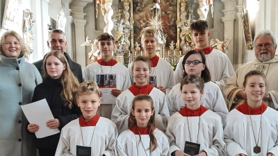 Auch wenn ein paar Minis aus ihrem Dienst am Altar ausscheiden, freut sich die Gruppe der Ministranten der Pfarrei St. Martin in Luhe über ein paar „Neuzugänge”. (Bild: rgl)