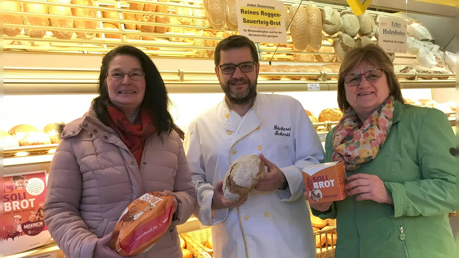 Auch heuer beteiligt sich der KDFB Kulmain an der Solibrot-Aktion. Unterstützung erhält der Frauenbund wieder von der Holzofenbäckerei Schmid. Theresia Horn (von links), Wolfgang Schmid und Anni Lautenbacher präsentieren das Soli-Brot in der Bäckerei. (Bild: Rita König/exb)