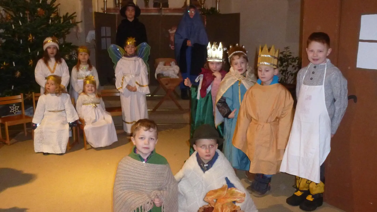 Bei der Christvesper in der evangelischen Martins-Kirche beeindrucken 14 Kinder beim Krippenspiel (Bild: Siegfried Bock)