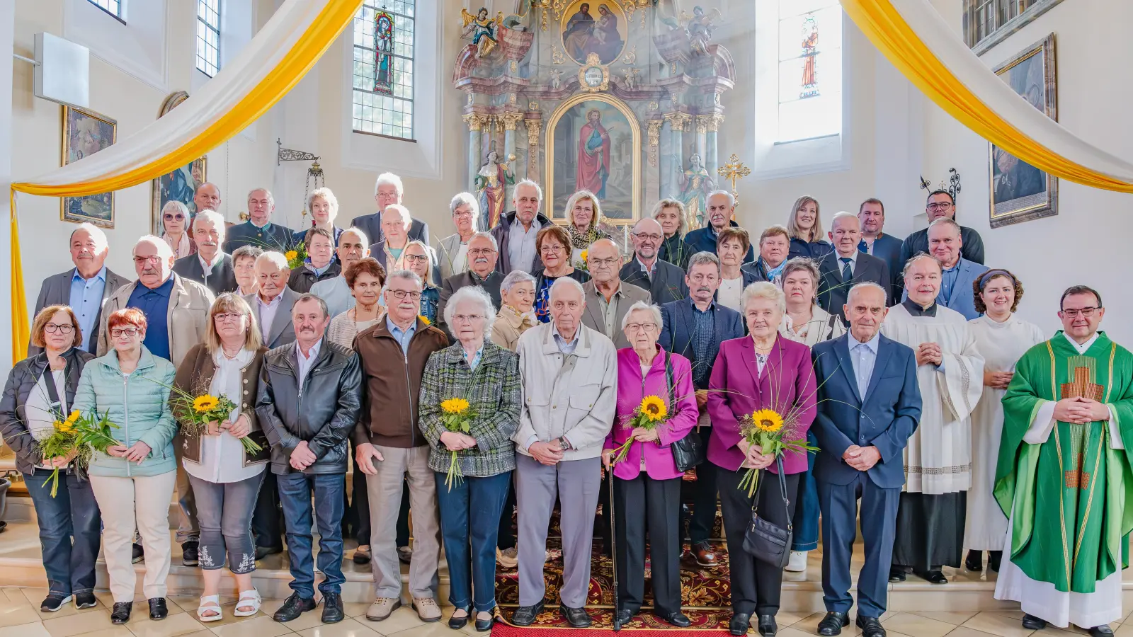 Die 21 Jubelpaare mit Pfarrer Konrad Amschl, Pastoralreferentin Maria Wagner, Pfarrgemeinderatssprecher Markus Fichtner, Kirchenpfleger Marco Morgado und Kommunionhelfer Tobias Franz. (Bild: ws-fotografie)