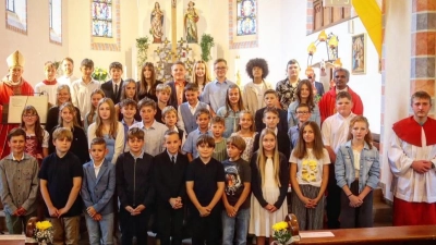 Weihbischof Reinhard Pappenberger spendete 38 Jugendlichen aus Nagel und Brand die Firmung. Pater Joy Munduplackal (rechts) und Pastoralreferent Maximilian Pravida (3. v. li.) freuten sich mit den Gefirmten. (Bild: Katharina Schindler)