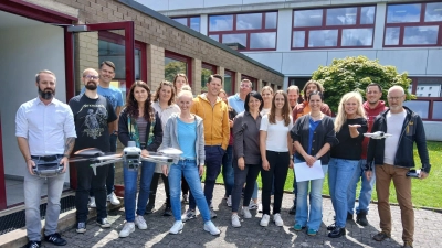 Das Kollegium der Mittelschule Waldsassen bei der Fortbildung zu unterrichtlichen Einsatzmöglichkeiten mit Anselm Dötterl von Globe Flight GmbH  (Bild: Claudia Strobel-Dietrich)