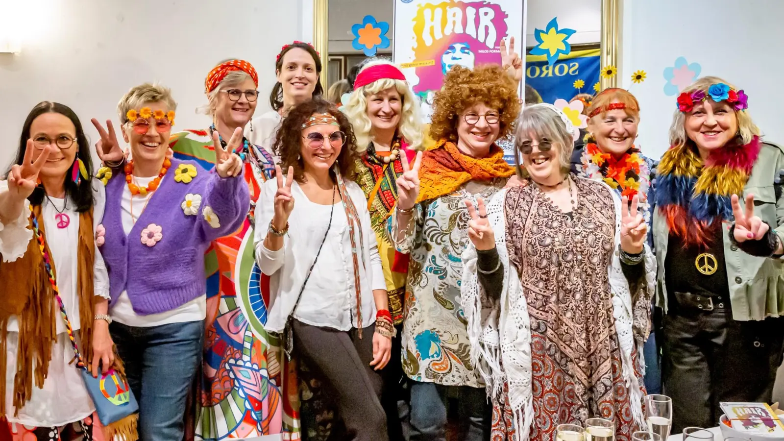 Einen Ausflug in alte Hippiezeiten unternahmen die Damen des Soroptimist-Clubs Amberg-Sulzbach gemeinsam mit dem Kultfilm „Hair” und zahlreichen Gästen im Ringtheater. (Bild: Marcus Rebmann)