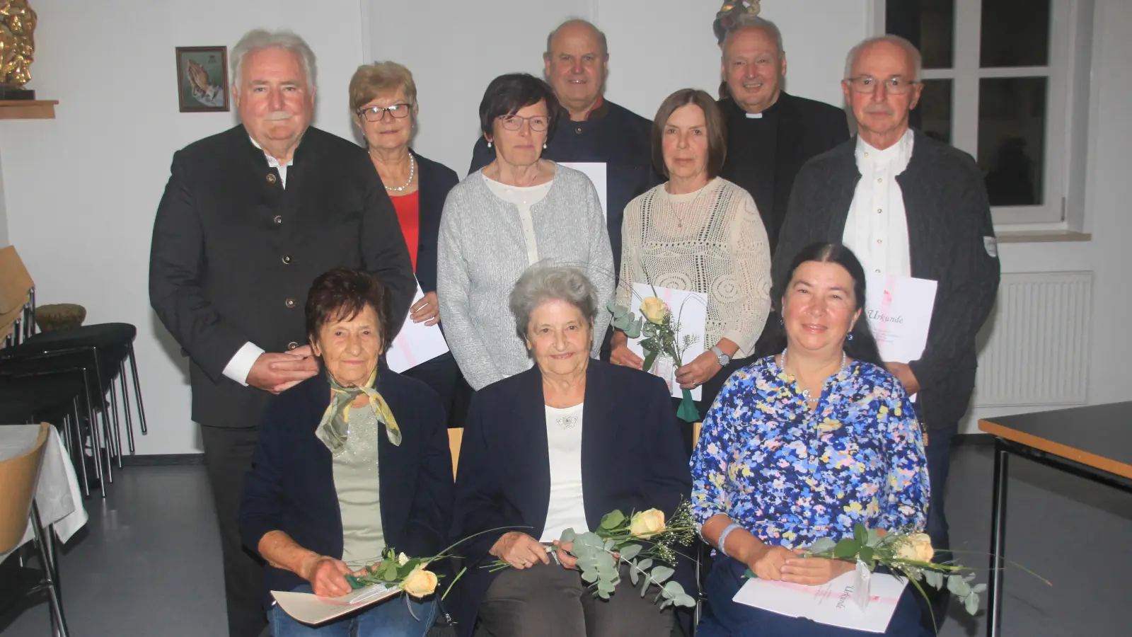 Die Ehrung langjähriger Mitglieder war ein Höhepunkt der Jahreshauptversammlung. (Vorne, von links nach rechts) Berta Michl, Margot Bauer und Gudrun Gebert. (Hinten, stehend von links nach rechts) Zweiter Bürgermeister Peter Gold, Anneliese Beer, Vorsitzende Rita Kraus, Vorsitzender Thomas Pinzer, Martina Dill, Stadtpfarrer Georg Flierl und Josef Dill. (Bild: Wolfgang Pinzer)