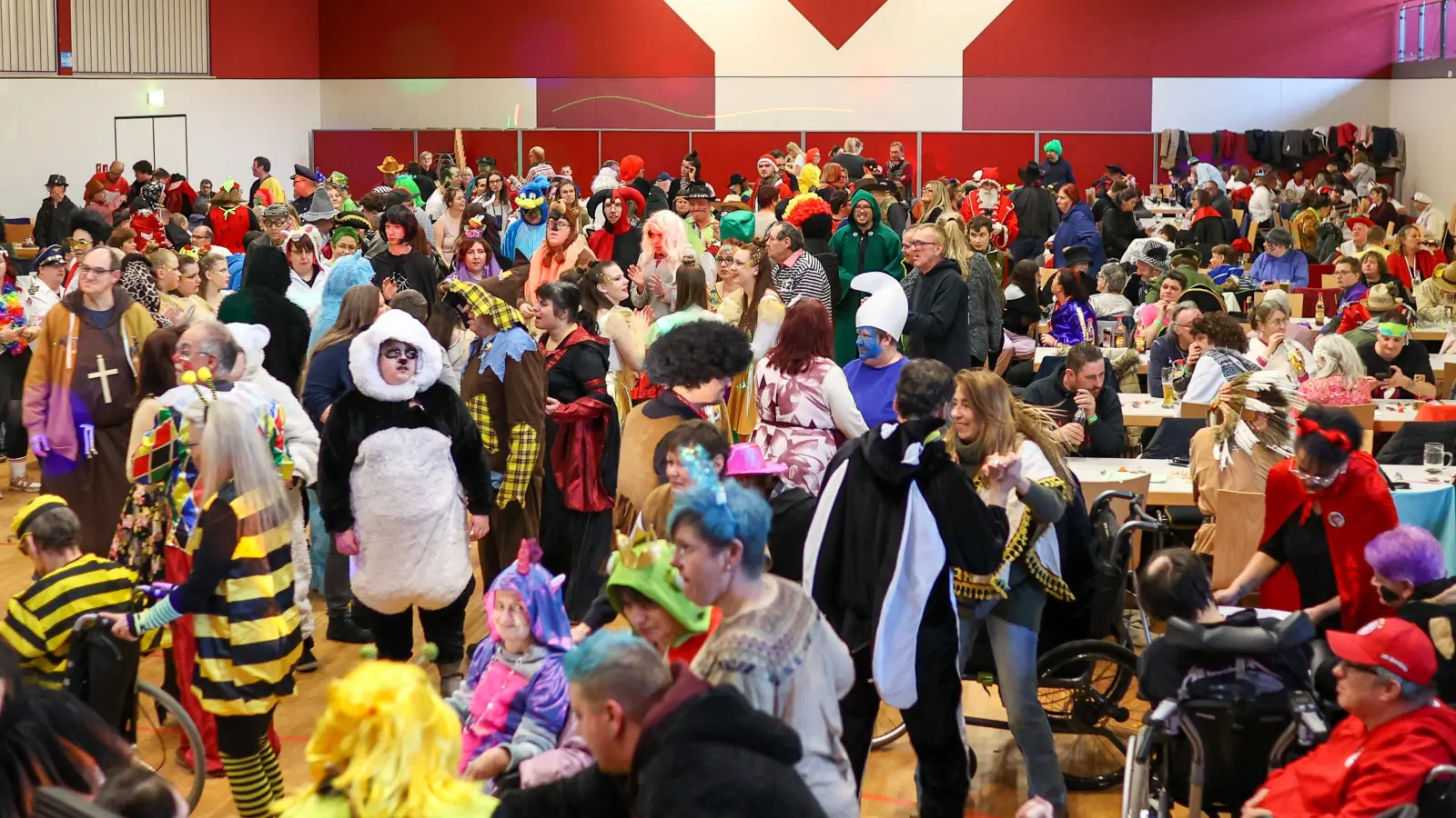 Über 500 Besucher kommen zum Dr. Loew Faschingsball in die Nabburger Nordgauhalle. (Bild: Dr. Loew Einrichtung/exb)