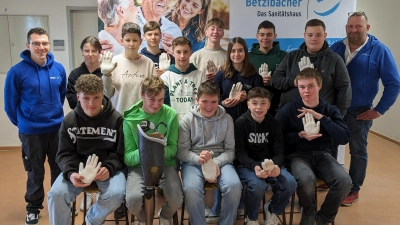 Firma Betzlbacher zu Besuch bei der Mittelschule Schmidgaden anlässlich des Tags des Handwerks.  (Bild: Claudia Paulus)