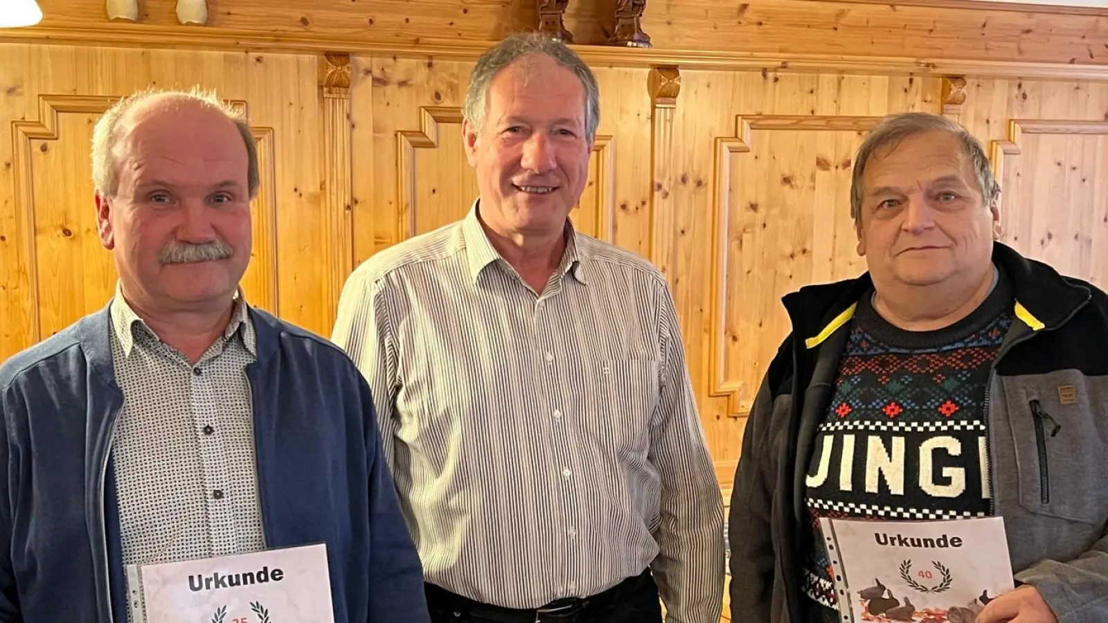 Vorsitzender Reinhard Wurm (Mitte) mit den geehrten Vereinsmitgliedern Walter Hart (rechts) und Ludwig Grillmeier (links) (Bild: Andrea Zandt)