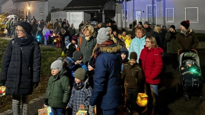 Ein langer Martinszug mit vielen singenden Kindern schlängelte sich durch die Strassen von Flossenbürg zum Kindergarten St. Franziskus (Bild: Franziska Beer)