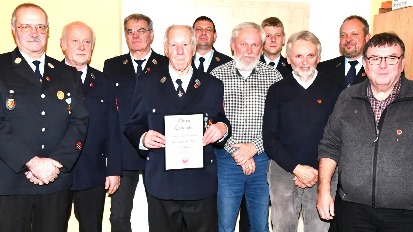 Langjährige Mitglieder der Aschacher Wehr werden ausgezeichnet (von links): Jürgen Schorner, Georg Heldmann, Johann Gradl, Johann Walz, Kommandant Norbert Hiller, Helmut Demel, Vorsitzender Robert Heldmann, Reinhold Kurz, Dritter Bürgermeister Christian Drexler und Josef Schäffer. (Bild: sche)