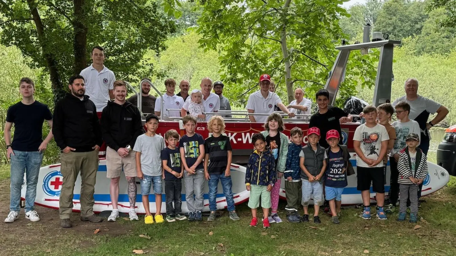 Gruppenbild der Teilnehmer des Ferienprogramms der Wasserwacht Hirschau und der Hirschauer Anglerfreunde (Bild: Andreas Lüßmann)